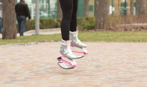 Gehakt Schot Van Een Vrouw Kangoo Springlaarzen Sporttrainingsconcept Fitness Instructeur — Stockfoto