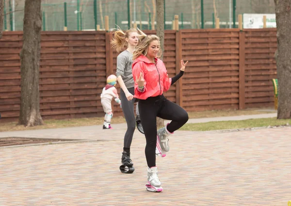 Kharkov Ucrânia Abril 2021 Grupo Meninas Fazendo Exercícios Botas Salto — Fotografia de Stock