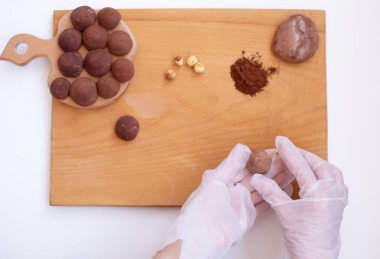 Nefis el yapımı çikolatalı şekerlemeler hazırlayan birinin elleri.