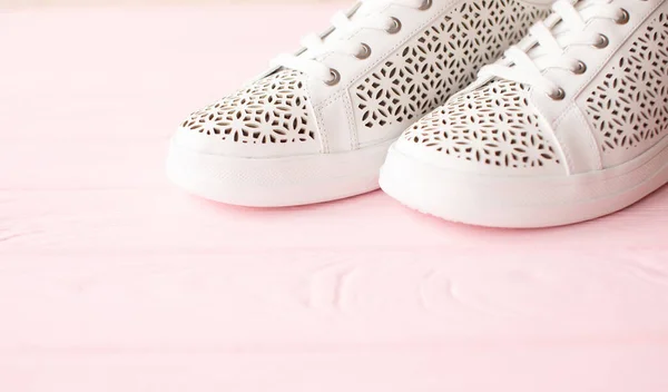 Close Άποψη Των Λευκών Κομψά Παπούτσια Ροζ Ξύλινο Φόντο — Φωτογραφία Αρχείου