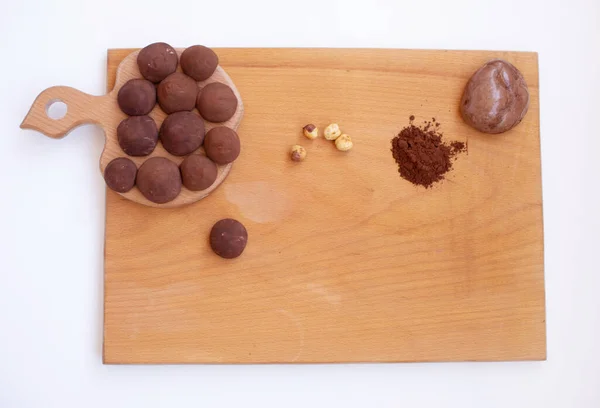 Вкусные Шоколадные Трюфели Посыпанные Какао Порошком Деревянной Доске — стоковое фото