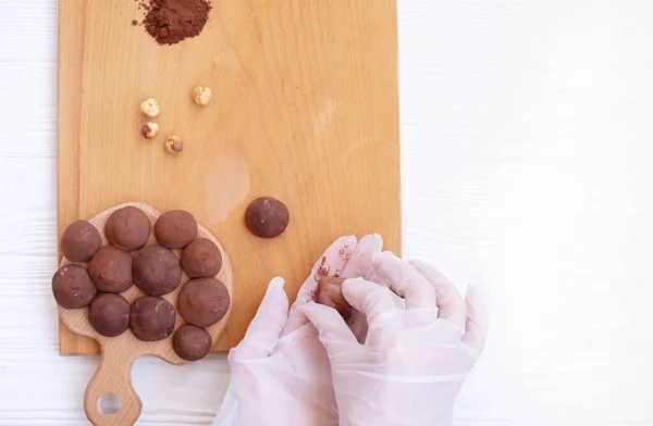 Обрезанный Снимок Человека Готовящего Вкусные Шоколадные Конфеты — стоковое фото