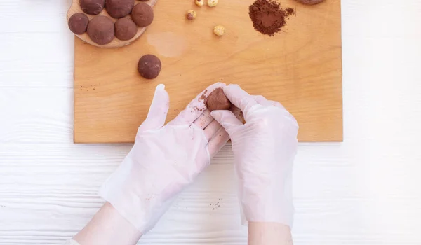 Bijgesneden Schot Van Persoon Bereiden Heerlijke Ambachtelijke Chocolade Snoepjes — Stockfoto