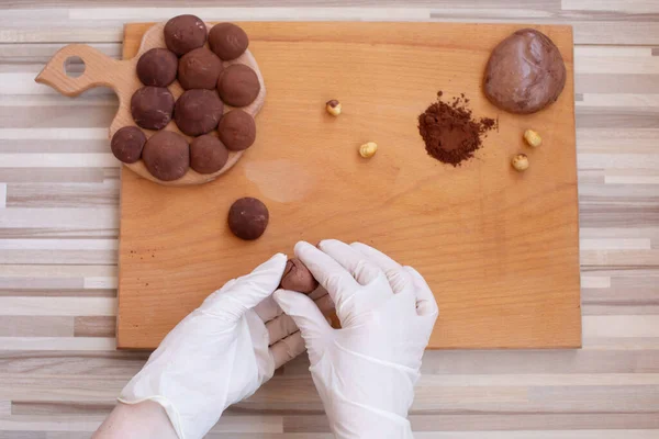Руки Человека Готовящего Вкусные Шоколадные Конфеты — стоковое фото