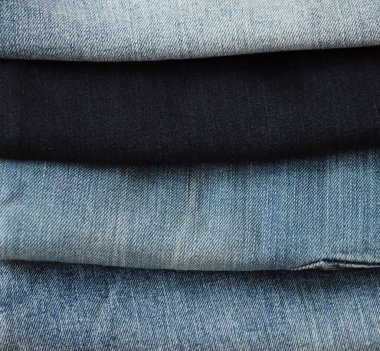 Şık kot pantolon yığını, yakın çekim manzarası.