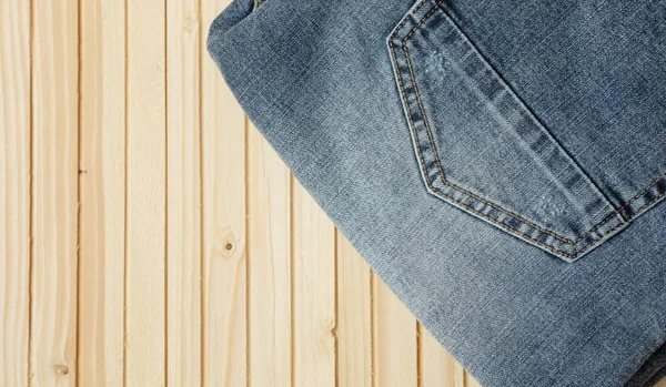 Vista Dall Alto Pantaloni Denim Elegante Sfondo Legno Con Spazio — Foto Stock