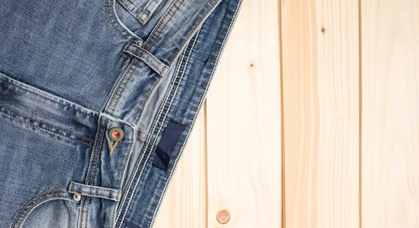 Vista Dall Alto Jeans Alla Moda Sfondo Legno Con Spazio — Foto Stock