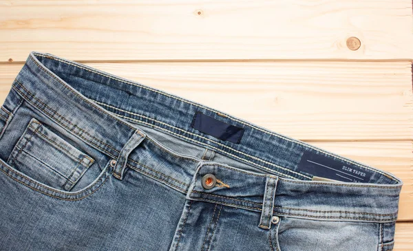 Vista Dall Alto Pantaloni Denim Elegante Sfondo Legno Con Spazio — Foto Stock