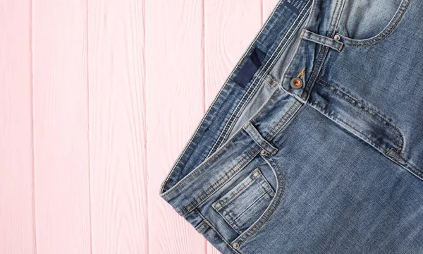 Vista Dall Alto Jeans Alla Moda Sfondo Rosa Legno Con — Foto Stock