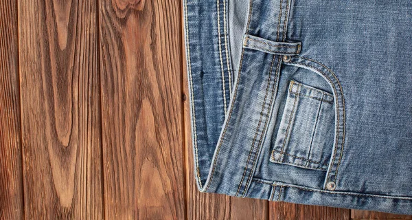 Vista Dall Alto Jeans Alla Moda Sfondo Marrone Legno Con — Foto Stock