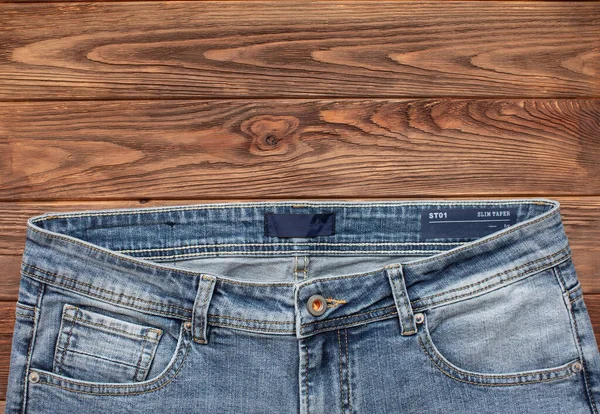 Vista Dall Alto Eleganti Pantaloni Denim Sfondo Marrone Legno — Foto Stock
