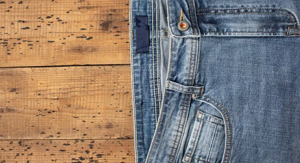 Vrchní Pohled Stylové Džínové Kalhoty Dřevěném Pozadí — Stock fotografie