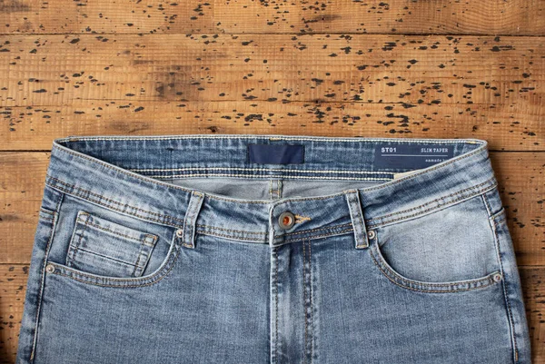 Bovenaanzicht Van Stijlvolle Denim Broek Houten Achtergrond — Stockfoto