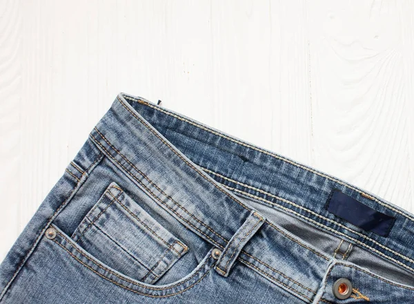 Bovenaanzicht Van Stijlvolle Denim Broek Lichte Houten Achtergrond — Stockfoto