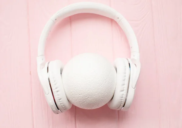 Vista Superior Auriculares Blancos Con Bola Sobre Fondo Madera Rosa —  Fotos de Stock