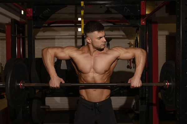 Musculoso Hombre Entrenamiento Con Una Barra Pesas Gimnasio — Foto de Stock