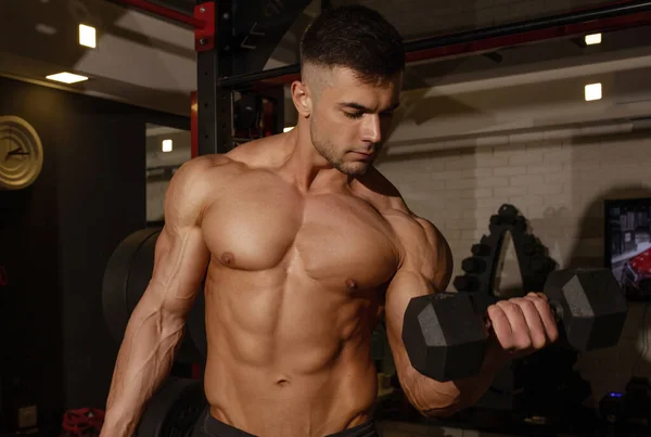Jovem Homem Muscular Fazendo Exercícios Peso Pesado Com Halteres Ginásio — Fotografia de Stock