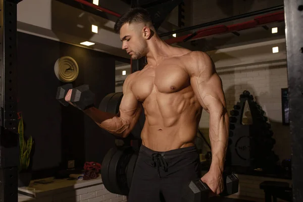 Joven Haciendo Ejercicios Peso Pesado Con Pesas Gimnasio — Foto de Stock