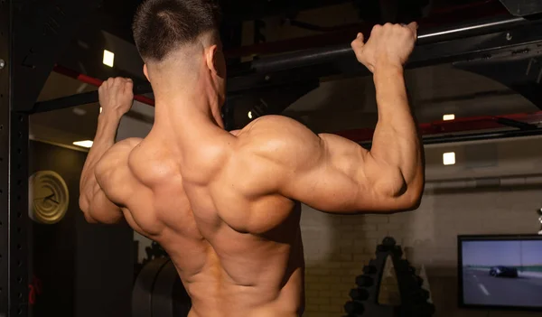 Guapo Musculoso Sin Camisa Culturista Haciendo Ejercicios Gimnasio — Foto de Stock