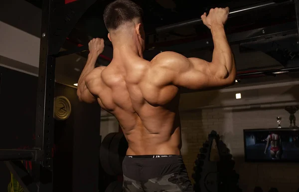 Beau Musclé Torse Bodybuilder Faire Des Exercices Dans Salle Gym — Photo