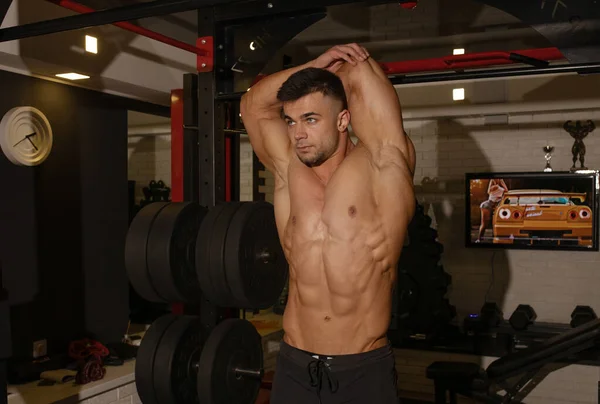 Guapo Sin Camisa Joven Atleta Estirando Los Músculos Gimnasio — Foto de Stock