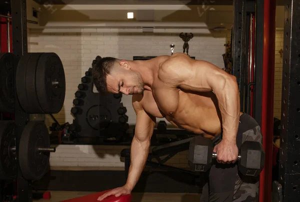 Hombre Musculoso Guapo Sin Camisa Haciendo Ejercicio Gimnasio — Foto de Stock