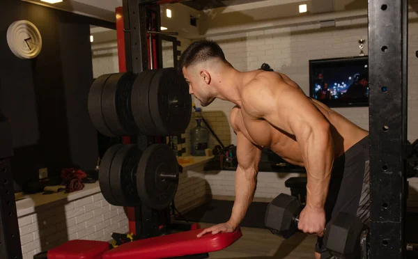 Muskulöser Hemdloser Junger Athlet Beim Training Fitnessstudio — Stockfoto