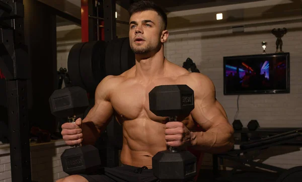 Musculoso Sin Camisa Joven Atleta Entrenamiento Con Mancuernas Gimnasio —  Fotos de Stock