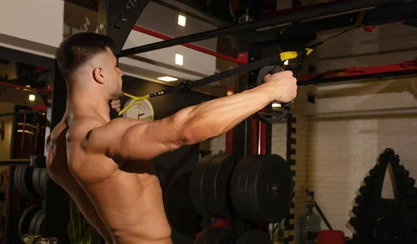 Kraft Und Konzentration Jung Hübsch Muskulös Mann Training Mit Trainingsbändern — Stockfoto
