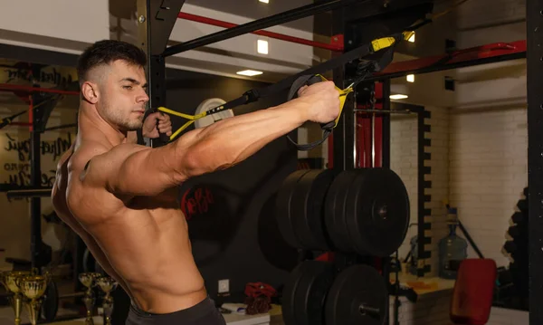 Jovem Bonito Shirtless Muscular Homem Exercitando Ginásio — Fotografia de Stock