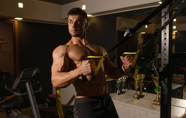 Genç Yakışıklı Üstsüz Kaslı Adam Spor Salonunda Egzersiz Yapıyor — Stok fotoğraf