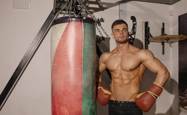 Joven Hombre Musculoso Guapo Haciendo Ejercicio Con Guantes Boxeo Gimnasio — Foto de Stock