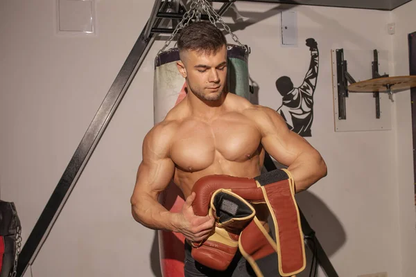 Kraft Und Konzentration Junger Gutaussehender Muskulöser Mann Trainiert Mit Boxhandschuhen — Stockfoto