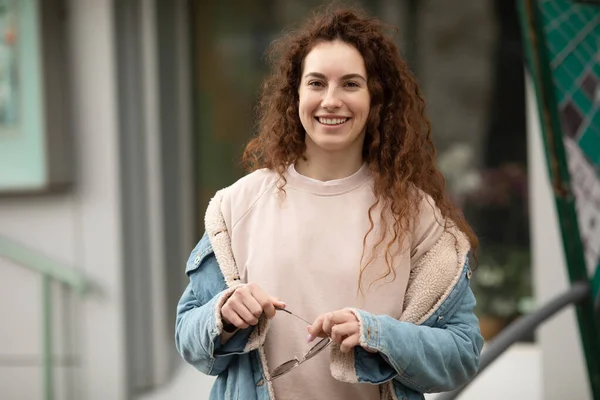 Portrait Beautiful Young Caucasian Girl Curly Hair Smiling Camera Outdoors — Stock Photo, Image