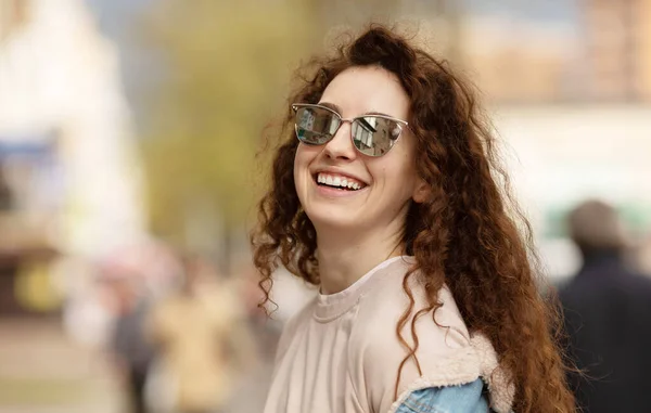 Beautiful Smiling Young Caucasian Girl Curly Hair Wearing Sunglasses Posing — Stock Photo, Image