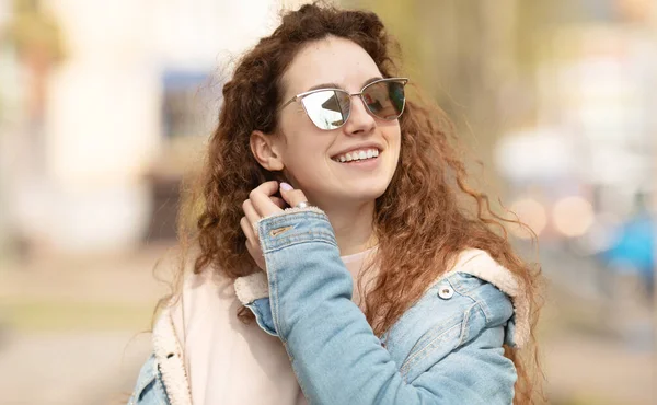 Beautiful Smiling Young Caucasian Girl Curly Hair Wearing Sunglasses Posing — Stock Photo, Image