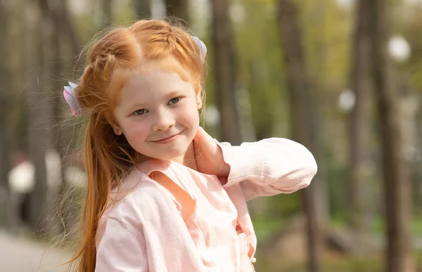 Pequeña Chica Pelirroja Parque Día Verano — Foto de Stock