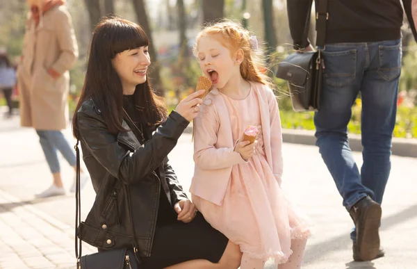 Ung Vacker Mor Och Hennes Söta Röda Hår Dotter Sommarpark — Stockfoto