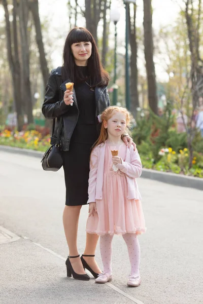 Joven Hermosa Madre Adorable Hija Pelirroja Parque Verano — Foto de Stock