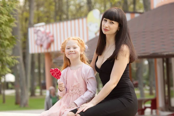 Joven Hermosa Madre Adorable Hija Pelirroja Parque Verano — Foto de Stock