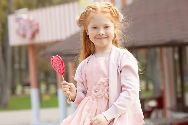 Linda Niña Pelo Rojo Comiendo Enorme Piruleta Forma Corazón Aire — Foto de Stock