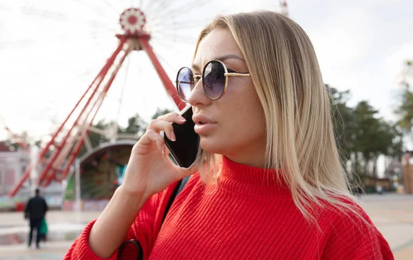 Attractive Sexy Blonde Girl Red Top Sunglasses Using Smartphone Amusement — Stock Photo, Image