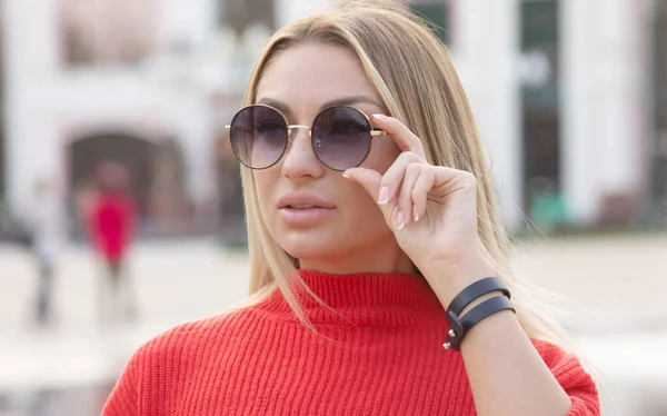 Tânără Blondă Elegantă Ochelari Soare Zâmbind Aer Liber Frumos Model — Fotografie, imagine de stoc