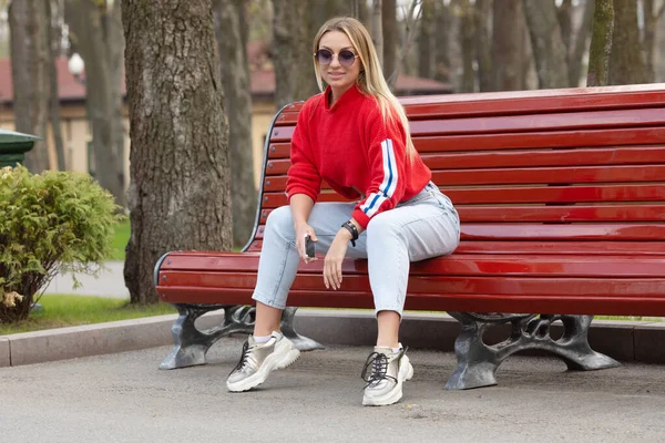 Snygg Ung Blond Kvinna Solglasögon Sitter Bänk Parken — Stockfoto