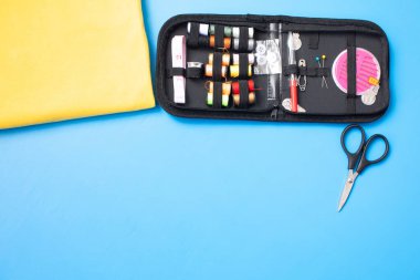 Dikiş takımının mavi arkaplanda fotokopi alanı ile üst görünümü