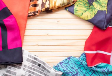 Ahşap zemin üzerinde katlanmış kıyafetlerin fotokopi alanı ile üst görünümü