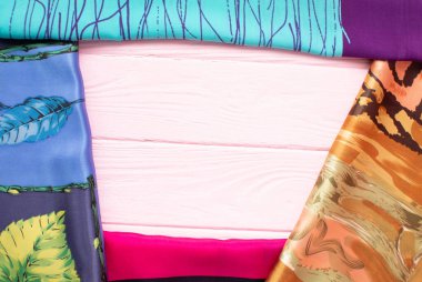 Ahşap zemin üzerinde katlanmış kıyafetlerin fotokopi alanı ile üst görünümü