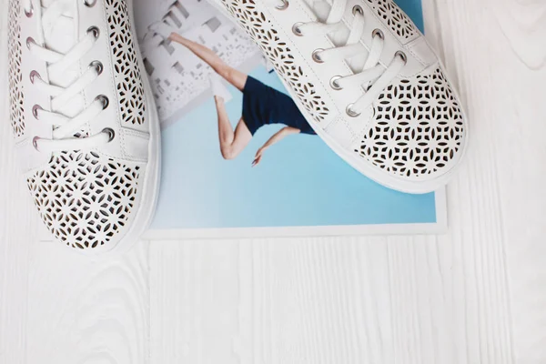 Ahşap Arka Planda Şık Beyaz Spor Ayakkabıların Üst Görünümü — Stok fotoğraf
