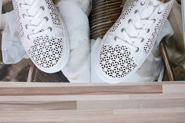 Close Άποψη Των Κομψά Λευκά Sneakers — Φωτογραφία Αρχείου