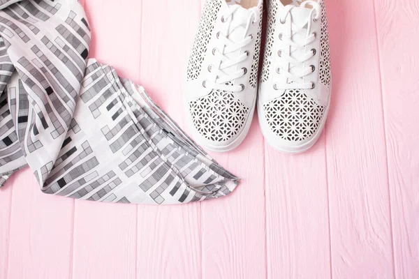 Vista Superior Elegantes Zapatillas Blancas Sobre Fondo Madera Rosa —  Fotos de Stock